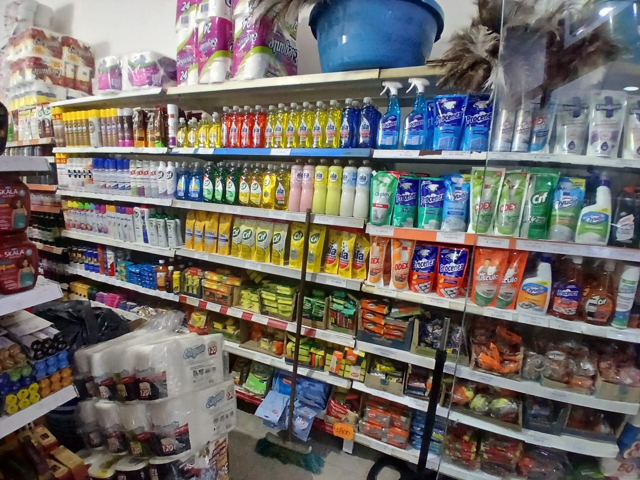 Góndolas del local