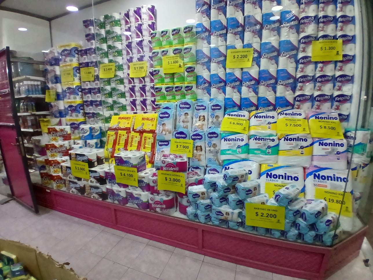 Vidriera con papeles e higiene